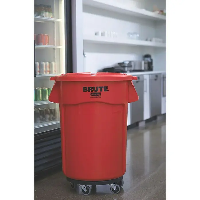 Proregal Standard-Mülleimer Rubbermaid Brute runde Mehrzwecktonne mit Belüftungskanälen - 166,5 l, Kunststoff, Rot - Roter Rubbermaid Brute-Mülleimer mit Deckel auf einem Rollbrett, ideal für den Einsatz in gewerblichen Umgebungen.