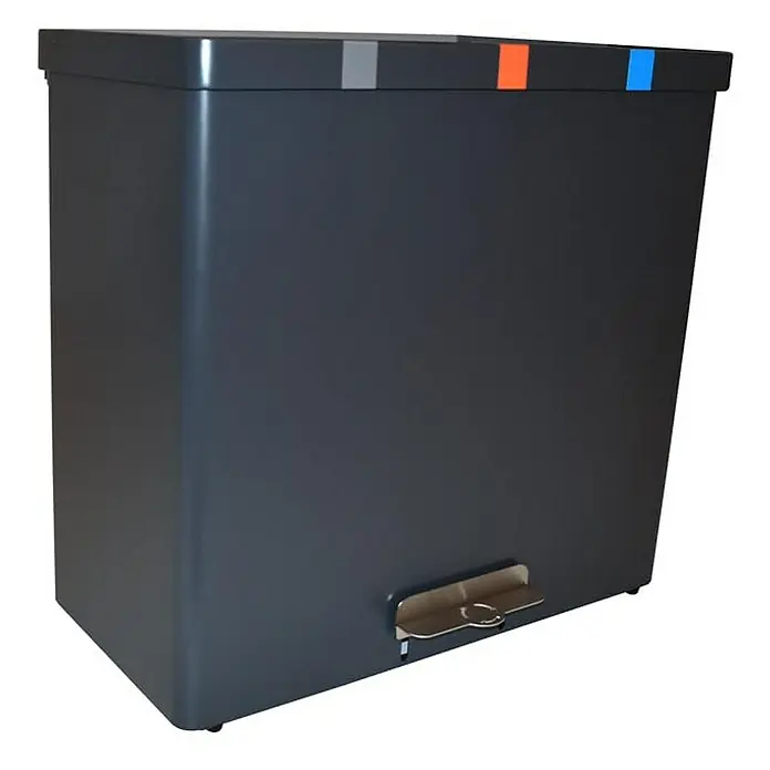 Proregal Mülltrennsystem mit Pedalöffnung RecycloKick 3 - 102 l, Aluminium, Anthrazit - Das Bild zeigt einen grauen Abfalltrenneimer mit drei farbigen Streifen (grau, orange, blau) auf dem Deckel und einem Pedal zur Bedienung.