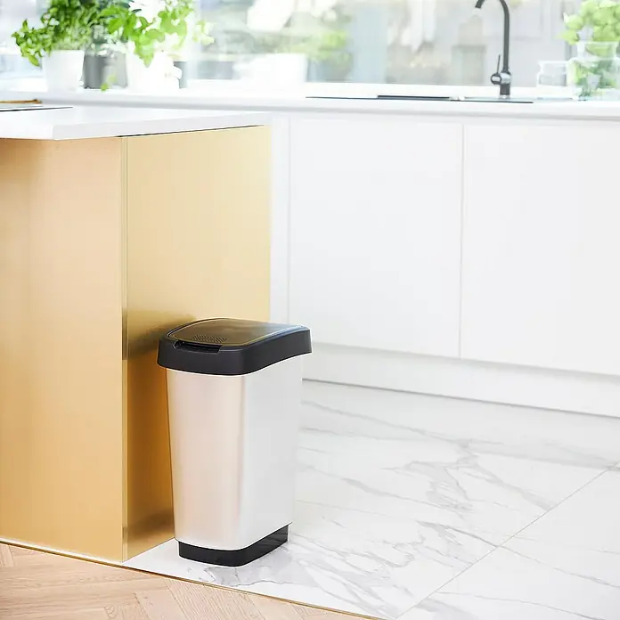 Proregal Standard-Mülleimer Klassischer Abfalleimer für Innenbereich - 25 l, Kunststoff, Silber-Schwarz - Eleganter silberfarbener Treteimer mit schwarzem Deckel in einer modernen Küche, perfekt für stilvolle Abfallentsorgung.