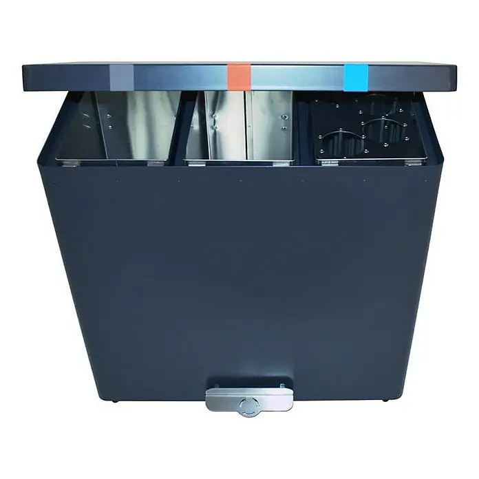 Proregal Mülltrennsystem mit Pedalöffnung RecycloKick 3 - 102 l, Aluminium, Anthrazit - Nahaufnahme einer blauen, dreifachen Recycling-Mülltonne mit rotem und blauem Akzent auf dem Deckel, isoliert auf Weiß.