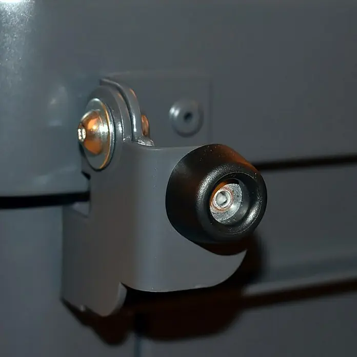 Proregal Mülltrennsystem mit Pedalöffnung RecycloKick 3 - 102 l, Aluminium, Anthrazit - Nahaufnahme eines grauen Schrankverschlusses mit schwarzem Drehknopf und silberner Schraube.