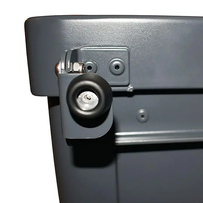 Proregal Mülltrennsystem mit Pedalöffnung RecycloKick 3 - 102 l, Aluminium, Anthrazit - Detailaufnahme einer grauen Werkzeugkiste mit einem schwarzen Rad und Metallbeschlägen. Robuste Bauweise für den professionellen Einsatz.