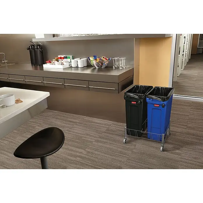 Proregal Standard-Mülleimer Rubbermaid Slim Jim Mülleimer mit Belüftungskanälen - 60 l, Kunststoff, Blau - Zwei blaue und schwarze Rubbermaid-Mülltonnen in einem Chromwagen mit Rollen, die sich perfekt für die Abfalltrennung eignen.