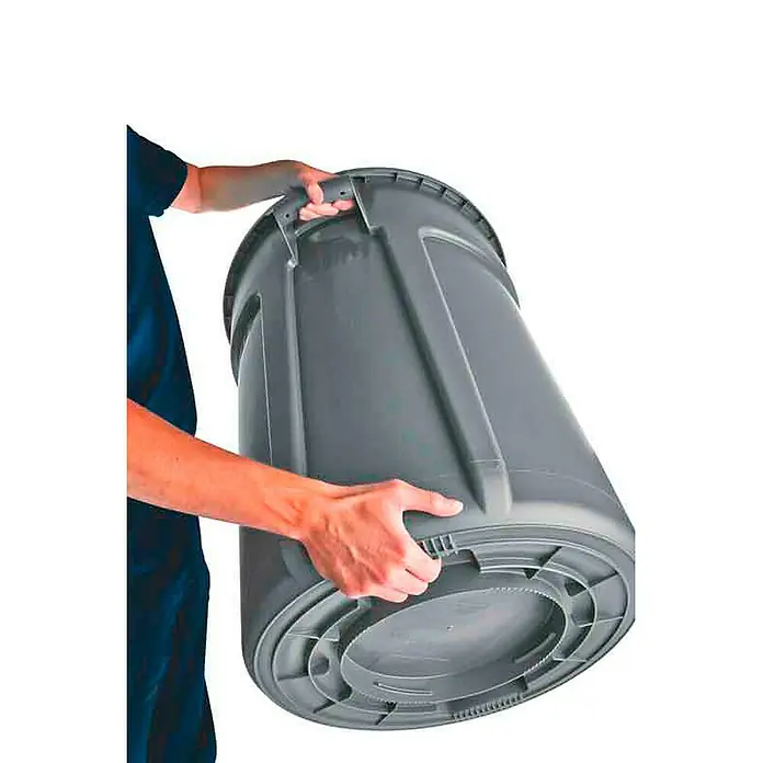 Proregal Standard-Mülleimer Rubbermaid Brute runde Mehrzwecktonne mit Belüftungskanälen - 166,5 l, Kunststoff, Grau - Graue Mülltonne mit Griffen wird von einer Person angehoben, Fokus auf das robuste Design für den täglichen Gebrauch.