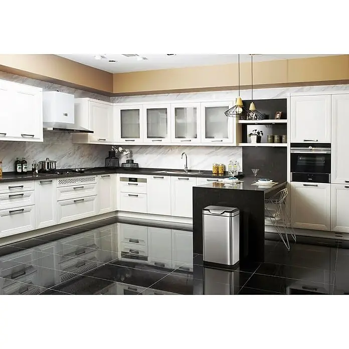 Proregal Standard Mülleimer Schöner Abfalleimer aus gebürstetem Edelstahl mit breiter Touch-Öffnung - 40 l, Edelstahl, Silber - Elegante Küche mit weißen Schränken, schwarzen Arbeitsplatten und Edelstahl-Mülleimer im Vordergrund. Die glänzenden Bodenfliesen reflektieren das Licht.