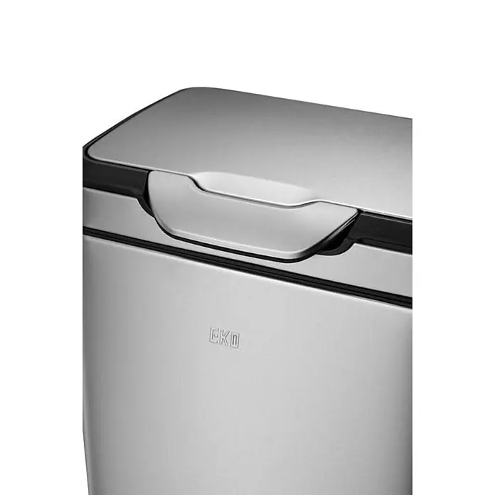 Proregal Standard Mülleimer Schöner Abfalleimer aus gebürstetem Edelstahl mit breiter Touch-Öffnung - 40 l, Edelstahl, Silber - Nahaufnahme eines EKO-Abfalleimers aus Edelstahl mit Deckel und geprägtem Logo.