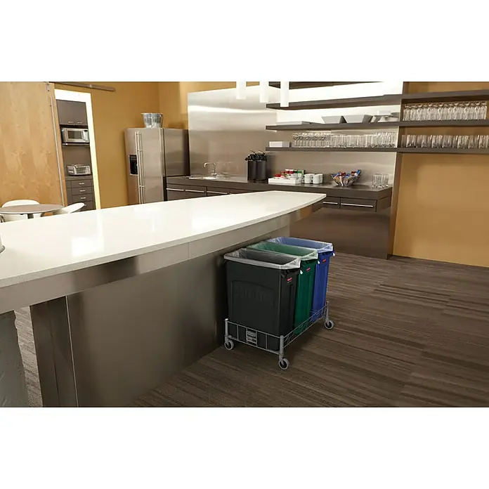 Rubbermaid Slim Jim Mülleimer mit Belüftungskanälen | 60 Liter, HxBxT 63,5x28x56cm | Schwarz -  - Die Bild zeigt einen Müllwagen mit drei farbcodierten Abfallbehältern, der unter einer Küchentheke in einem Büro steht.