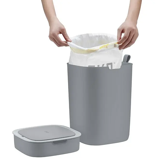 Proregal Sensormülleimer Moderner quadratischer Abfalleimer mit Smart Sensor - 12 l, Kunststoff, Grau - Ein grauer Abfalleimer wird mit einem Müllbeutel versehen, daneben liegt ein passender Deckel. Praktisches Abfallmanagement für den Haushalt.