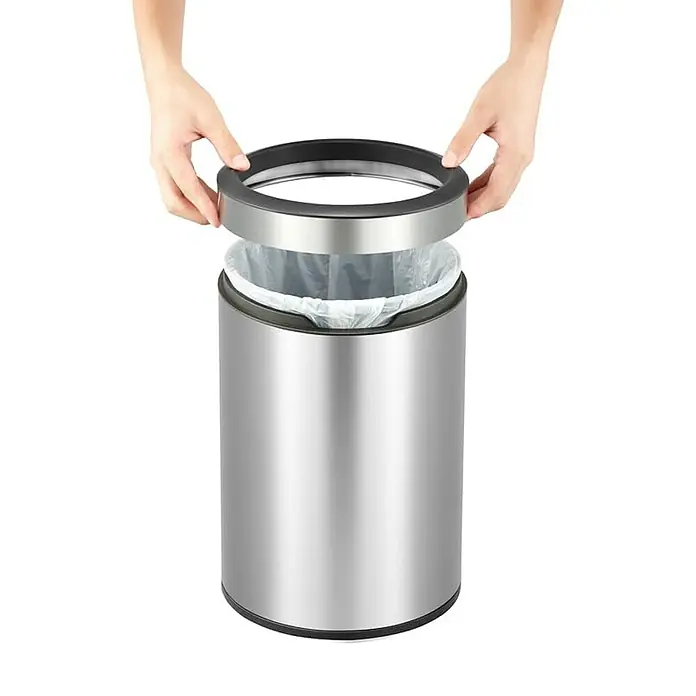 Proregal Standard Mülleimer Runder Abfalleimer aus gebürstetem Edelstahl mit offener Einwurföffnung - 12 l, Edelstahl, Silber - Ein moderner, zylinderförmiger Mülleimer aus Edelstahl mit einem schwarzen Ring, der von Händen gehalten wird.