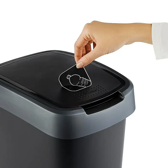 Proregal Standard-Mülleimer Klassischer Abfalleimer für Innenbereich - 25 l, Kunststoff, Schwarz-Silber - Nahaufnahme eines schwarzen Treteimers mit einem Symbol für das Recycling von Flaschen auf dem Deckel.