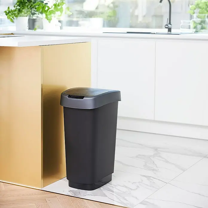 Proregal Standard-Mülleimer Klassischer Abfalleimer für Innenbereich - 25 l, Kunststoff, Schwarz-Silber - Intelligenter, berührungsloser Abfalleimer aus schwarzem Kunststoff mit grauem Deckel in einer modernen Küche.