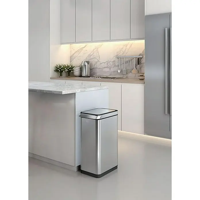 Proregal Standard Mülleimer Eleganter Abfalleimer aus gebürstetem Edelstahl mit Touch Bar - 30 l, Edelstahl, Silber - Ein moderner, rechteckiger, silberfarbener Treteimer mit schwarzem Sockel steht in einer stilvollen, minimalistischen Küche. Praktische Küchenausstattung.