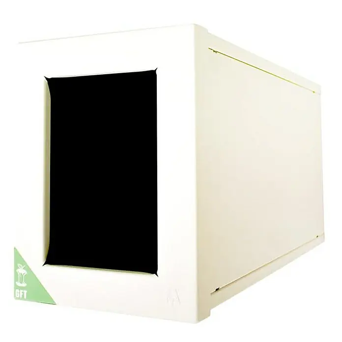 Proregal Standard Mülleimer Wertstoffsammler RecycloFlex 60 - 60 l, Aluminium, Weiß - Das Bild zeigt eine moderne, weiße Katzenstreu-Box mit einem dunklen Eingangsbereich und einem dezenten Logo. Stilvolles Design für Katzen.