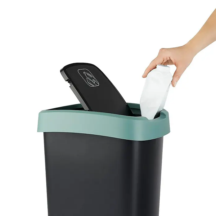 Proregal Standard-Mülleimer Klassischer Abfalleimer für Innenbereich - 25 l, Kunststoff, Schwarz-Grün - Ein schwarzer Abfalleimer mit grünem Deckel, in den eine Hand eine weiße Flasche wirft. Der Abfalleimer ist modern und praktisch.