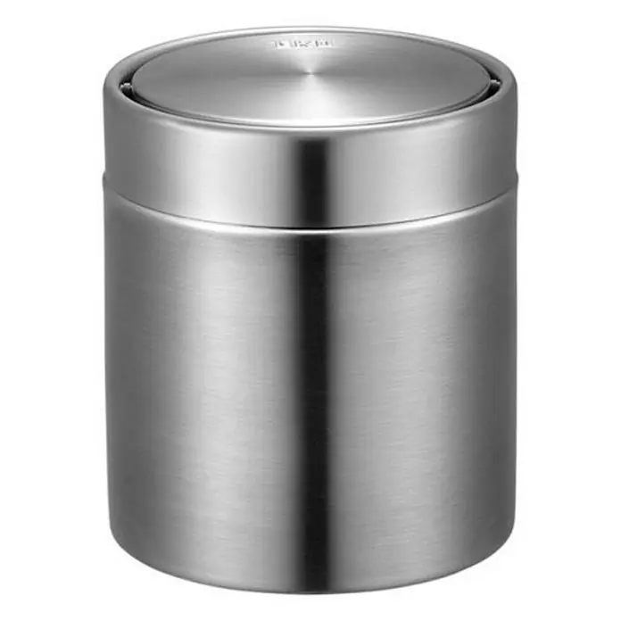 Proregal Schwingdeckeleimer Schön geformter Tischabfallbehälter mit Flachschwingdeckel - 1,5 l, Edelstahl, Edelstahl / Silber - Nahaufnahme eines runden, silberfarbenen Mülleimers mit Deckel aus Edelstahl. Der Abfallbehälter ist glänzend und sauber.