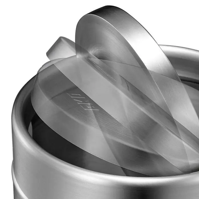 Proregal Schwingdeckeleimer Schön geformter Tischabfallbehälter mit Flachschwingdeckel - 1,5 l, Edelstahl, Edelstahl / Silber - Nahaufnahme eines Edelstahlbehälters mit schwenkbarem Deckelmechanismus, der Funktionalität und modernes Design vereint.