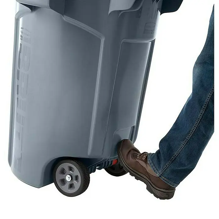 Proregal Standard Mülleimer Rubbermaid Brute runde Mehrzwecktonne auf zwei Rädern mit Belüftungskanälen - 166,5 l, Kunststoff, Grau - Ein grauer Müllcontainer mit Fußbetätigung. Der robuste Abfallbehälter ist mit Rädern für einfachen Transport ausgestattet.