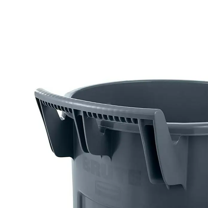 Proregal Standard Mülleimer Rubbermaid Brute runde Mehrzwecktonne auf zwei Rädern mit Belüftungskanälen - 166,5 l, Kunststoff, Grau - Detailansicht eines grauen "Brute" Abfallbehälters, der die robusten Griffe und die hochwertige Verarbeitung hervorhebt.