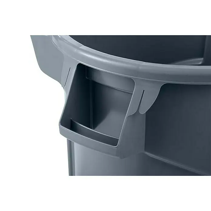 Proregal Standard Mülleimer Rubbermaid Brute runde Mehrzwecktonne auf zwei Rädern mit Belüftungskanälen - 166,5 l, Kunststoff, Grau - Detailaufnahme eines grauen Mülleimers, der einen robusten Griff zur einfachen Handhabung zeigt. Ideal für Hausmüll oder gewerbliche Nutzung.