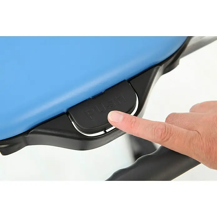 Proregal Müllsackständer Klassisch mit Deckel und Rollen -  - Nahaufnahme einer Person, die einen schwarzen "PUSH"-Knopf an einem blauen Produkt drückt, der einen eleganten und funktionalen Designaspekt hervorhebt.