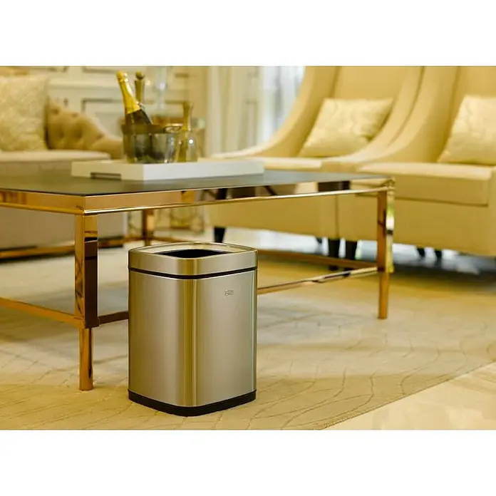 Proregal Standard-Mülleimer Quadratischer Abfalleimer aus mattem Edelstahl mit offenem Einwurf - 9 l, Edelstahl, Silber - Eleganter, silberfarbener Mülleimer aus Edelstahl mit schwarzem Rand steht unter einem Couchtisch.