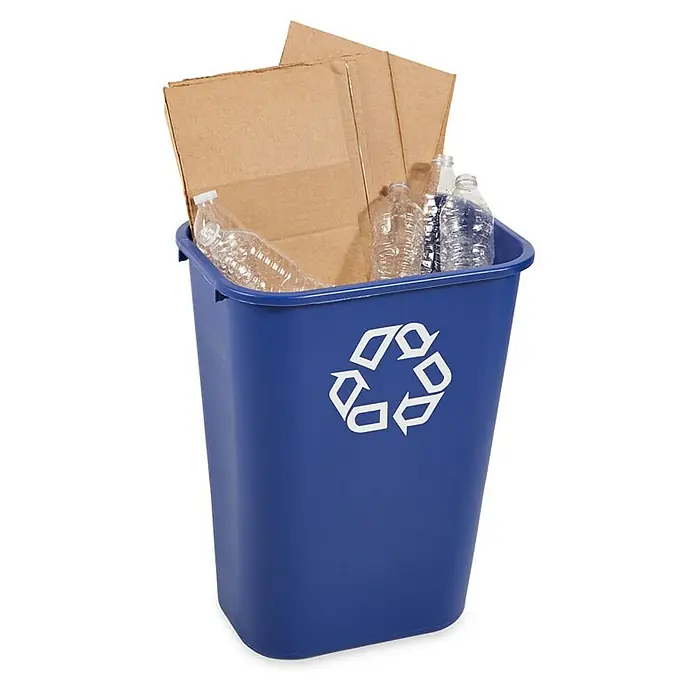 Proregal Standard-Mülleimer Rubbermaid rechteckiger Abfallbehälter - 39 l, Kunststoff, Blau mit Recyclingsymbol - Ein blauer Recycling-Behälter gefüllt mit Karton und Plastikflaschen, versehen mit dem Recycling-Symbol. Umweltfreundliche Mülltrennung leicht gemacht.