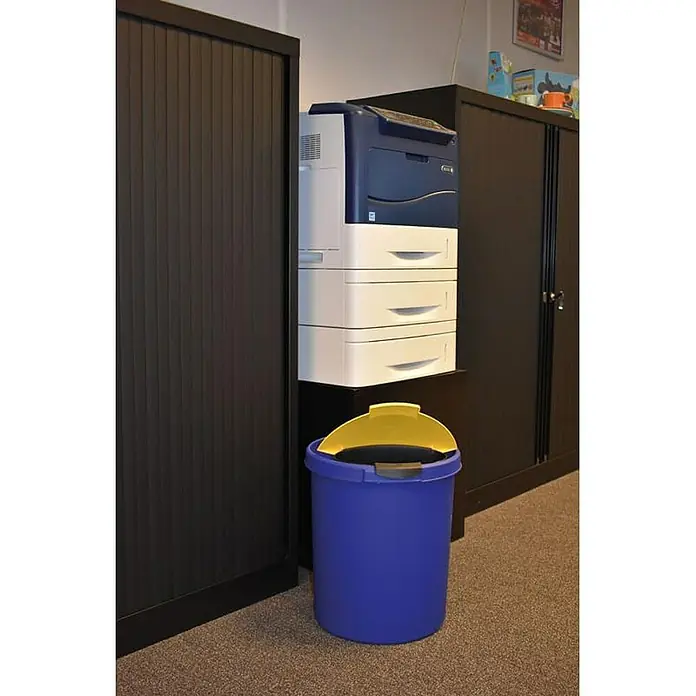 Proregal Papierkorb klassisch & rund aus Kunststoff - 30 l, Kunststoff, Blau - Ein blauer Mülleimer mit gelbem Deckel steht neben einem Drucker und einem Aktenschrank in einem Büro.