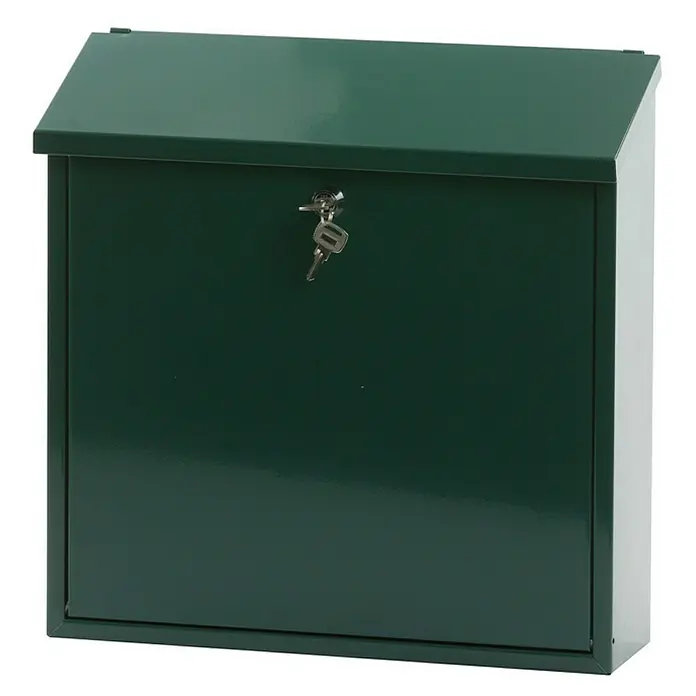 Proregal Wandbriefkasten Malagan mit Zylinderschloss - Grün, Metall - Ein grüner, abschließbarer Briefkasten mit Schlüssel im Schloss. Der Briefkasten hat eine schräge Oberseite und eine glänzende Oberfläche.
