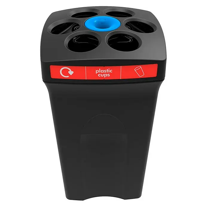 Proregal Standard-Mülleimer Robuster Bechersammler EnvirocupXL "Plastikbecher" - 101 l, Kunststoff, Schwarz mit rotem Akzentstreifen - Schwarzer Mülleimer für Plastikbecher mit mehreren Öffnungen oben und einem Etikett, das "Plastikbecher" anzeigt.