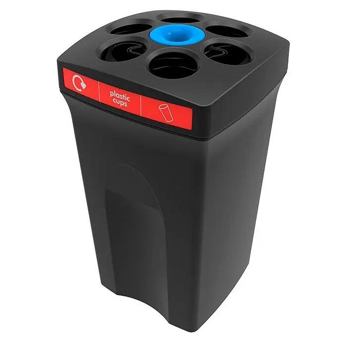 Proregal Standard-Mülleimer Robuster Bechersammler EnvirocupXL "Plastikbecher" - 101 l, Kunststoff, Schwarz mit rotem Akzentstreifen - Eine schwarze Wertstofftonne mit mehreren Öffnungen und blauer Markierung für Plastikbecher-Recycling.