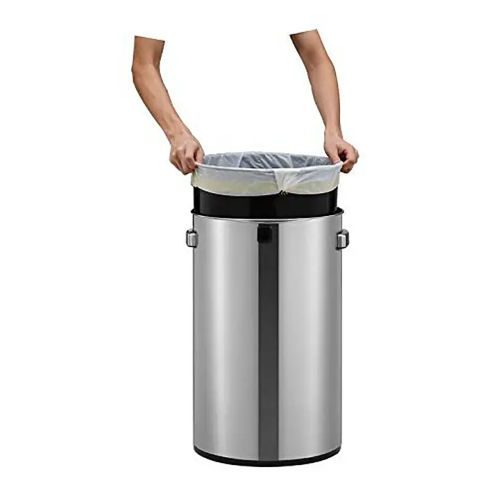 Proregal Standard-Mülleimer Stilvoller offener Abfallsammler aus gebürstetem Edelstahl - 60 l, Edelstahl, Silber - Abfallbehälter aus Edelstahl mit einer Person, die eine Plastiktüte einlegt.