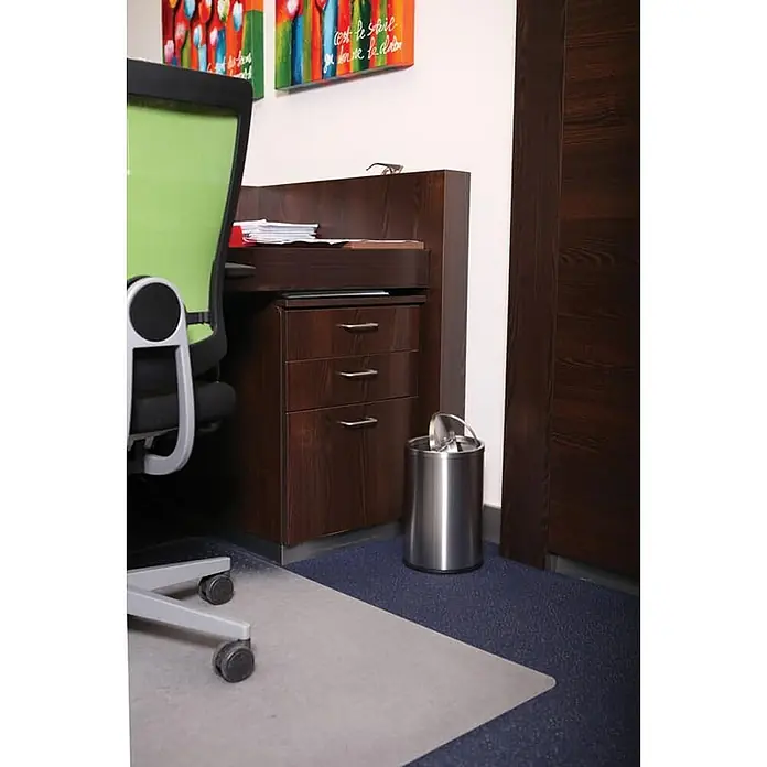 Proregal Papierkorb doppelwandig & eckig aus Edelstahl - 10 l, Edelstahl, Silber - Bürointerieur mit Bürostuhl, Schreibtisch mit Schubladen und einem silbernen Mülleimer. Dekorative Kunstwerke an der Wand.