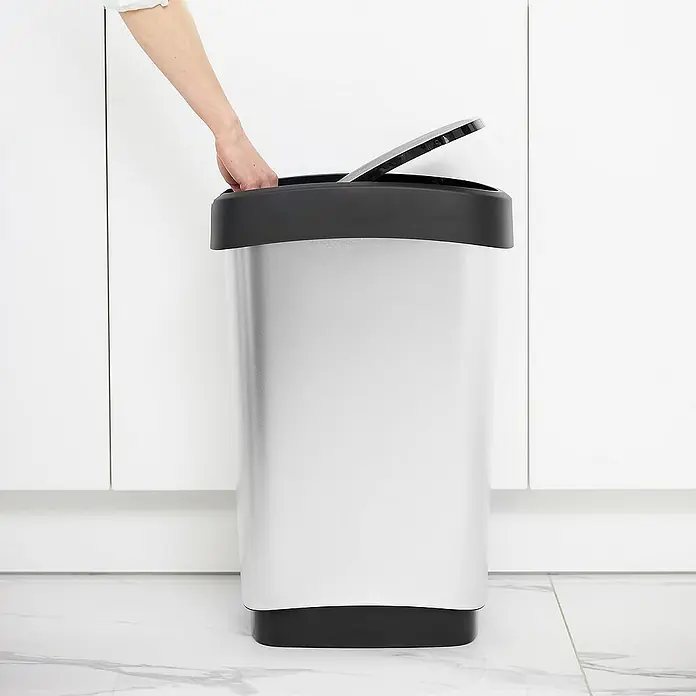 Proregal Standard Mülleimer Klassischer Abfalleimer für Innenbereich - 50 l, Kunststoff, Silber-Schwarz - Ein moderner, silberfarbener Abfalleimer mit schwarzem Deckel steht vor weißen Schränken und ist ideal für die Küchenabfallentsorgung.