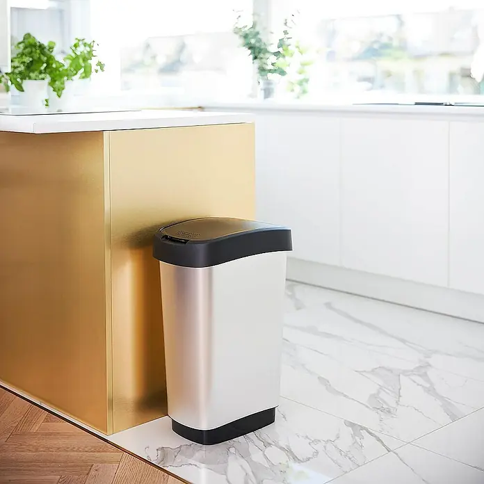 Proregal Standard Mülleimer Klassischer Abfalleimer für Innenbereich - 50 l, Kunststoff, Silber-Schwarz - Silberner Mülleimer mit schwarzem Deckel und Boden neben einem goldenen Küchentresen in einer modernen Küche.