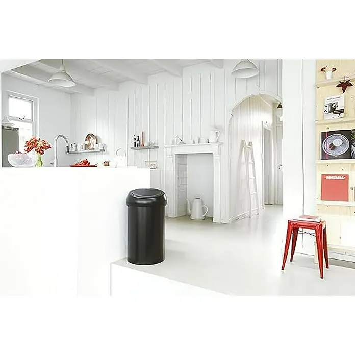 Proregal Standard-Mülleimer Brabantia Abfallbehälter mit Soft-Touch-Öffnung - 60 l, Metall, Matt Schwarz - Schwarzer Abfalleimer im minimalistischen, weißen Raum. Praktisch und stilvoll für Küchen und moderne Haushalte.