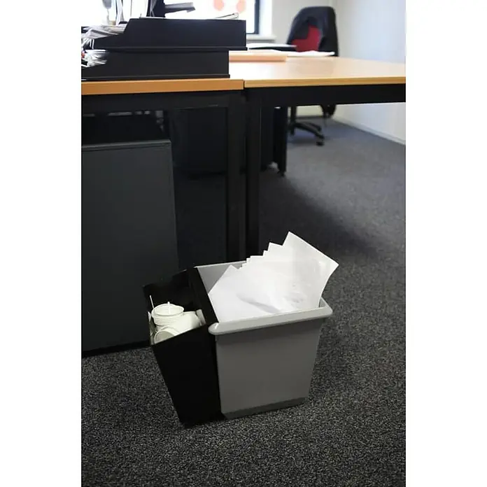 Proregal Papierkorb viereckig & kegelförmig - 21 l, Kunststoff, Grau - Büro-Mülltrennung: Ein grauer Behälter für Papier und ein schwarzer für Becher unter einem Schreibtisch im Büro.