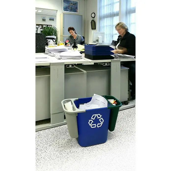 Proregal Standard-Mülleimer Rubbermaid rechteckiger Abfallbehälter aus Polyethylen - 12,9 l, Kunststoff, Blau mit Recyclingsymbol - Der blaue Mehrfach-Recyclingbehälter mit Fächern für Papier und andere Wertstoffe steht in einem Büro.