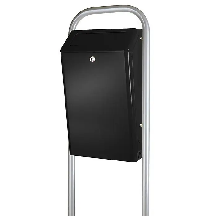 Proregal Standard-Mülleimer Aluminium feuerfester Abfallbehälter für den Außenberreich mit Klappe - 50 l, Metall, Schwarz - Ein schwarzer Briefkasten auf einem silberfarbenen Ständer, der eine elegante und funktionale Ergänzung für jeden Eingangsbereich darstellt.