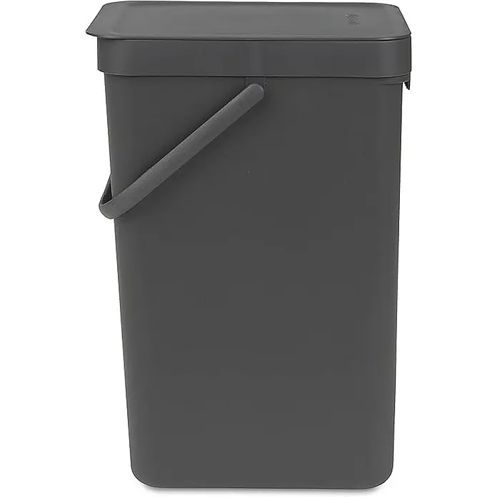 Proregal Standard Mülleimer Brabantia Abfallsammler mit Stay-open Deckel - 16 l, Kunststoff, Dunkelgrau - Nahaufnahme eines grauen Kompostbehälters mit Deckel und Griff, ideal für die Küche zur Sammlung organischer Abfälle.