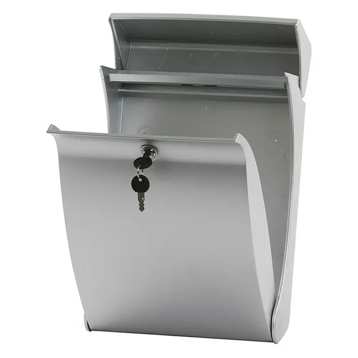 Proregal Wandbriefkasten aus Kunststoff - L x B x H: 27,1 x 12,9 x 41,9 cm, Silber, Kunststoff - Das Bild zeigt einen silbernen Briefkasten mit offenem Deckel und einem Schlüssel im Schloss. Ein sicherer Briefkasten für Ihre Post.