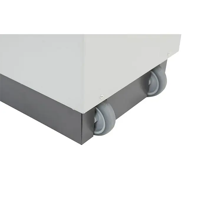 Proregal Standard-Mülleimer Feuersicherer Wertstoffsammler Connector Bin mit Hebedeckel - 55 l, Aluminium, Anthrazit / Grau - Detailaufnahme eines weißen Schranks mit grauer Basis und zwei grauen Rollen für einfache Mobilität.