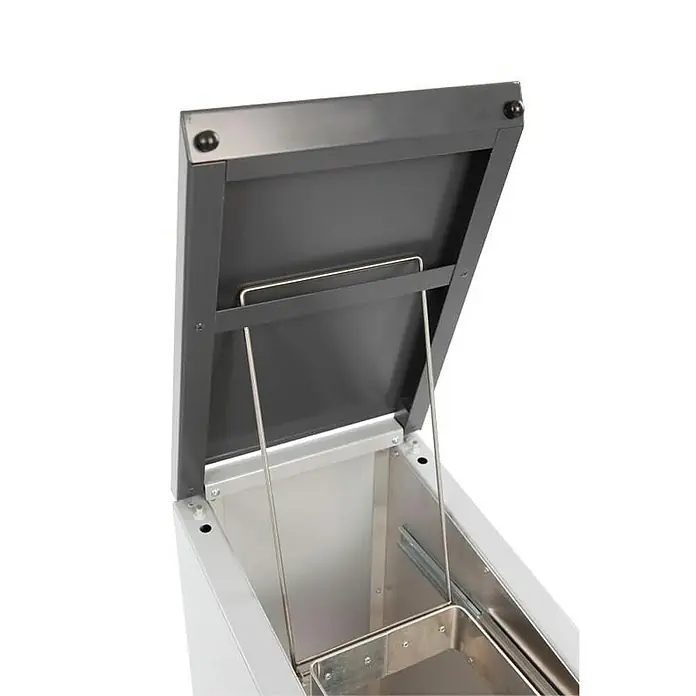 Proregal Standard-Mülleimer Feuersicherer Wertstoffsammler Connector Bin mit Hebedeckel - 55 l, Aluminium, Anthrazit / Grau - Der geöffnete Deckel eines Mülleimers aus Metall. Der Mülleimer ist weiß und der Deckel ist dunkelgrau und hat einen Griff.