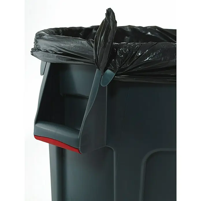 Proregal Standard-Mülleimer Rubbermaid Brute runde Mehrzwecktonne mit Belüftungskanälen - 166,5 l, Kunststoff, Schwarz - Nahaufnahme eines grauen Mülleimers mit einem schwarzen Müllsack, der mit einem Clip befestigt ist.
