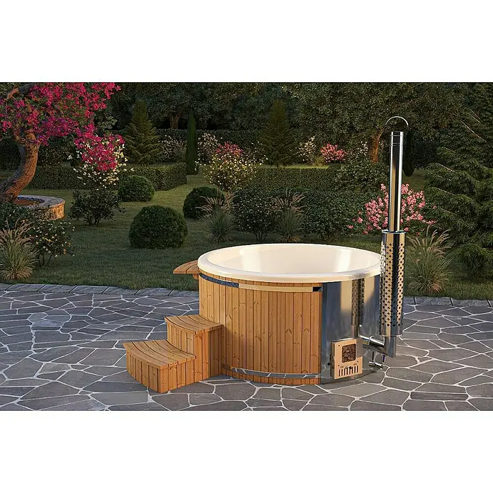 FinnTherm Hot Tub Stockholm - 180 cm, Nordische Holz, Naturbelassen - Eine hölzerne Badezuber im Freien mit Treppe und Ofen für entspannende Momente im Garten.