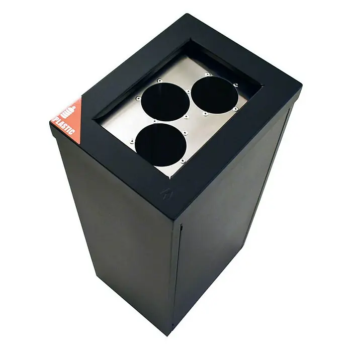 Proregal Standard-Mülleimer Wertstoffsammler RecycloFlex 60 - 60 l, Aluminium, Schwarz - Ein schwarzer Recyclingbehälter mit drei runden Öffnungen und einem "Plastic" Aufkleber.