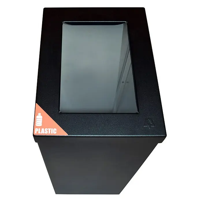 Proregal Standard-Mülleimer Wertstoffsammler RecycloFlex 60 - 60 l, Aluminium, Schwarz - Schwarzer Kunststoff-Recyclingbehälter mit rechteckiger Öffnung und orangefarbenem Etikett, das auf Kunststoffrecycling hinweist.