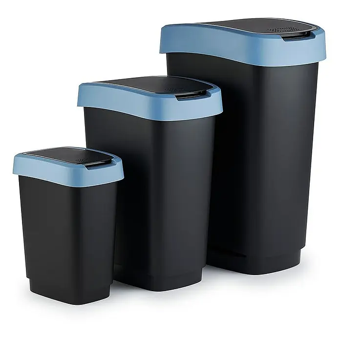 Proregal Standard-Mülleimer Klassischer Abfalleimer für Innenbereich - 25 l, Kunststoff, Schwarz-Blau - Drei Mülleimer in verschiedenen Größen, schwarz mit blauen Deckeln, ordentlich aufgereiht. Praktisch für die Mülltrennung im Haushalt.