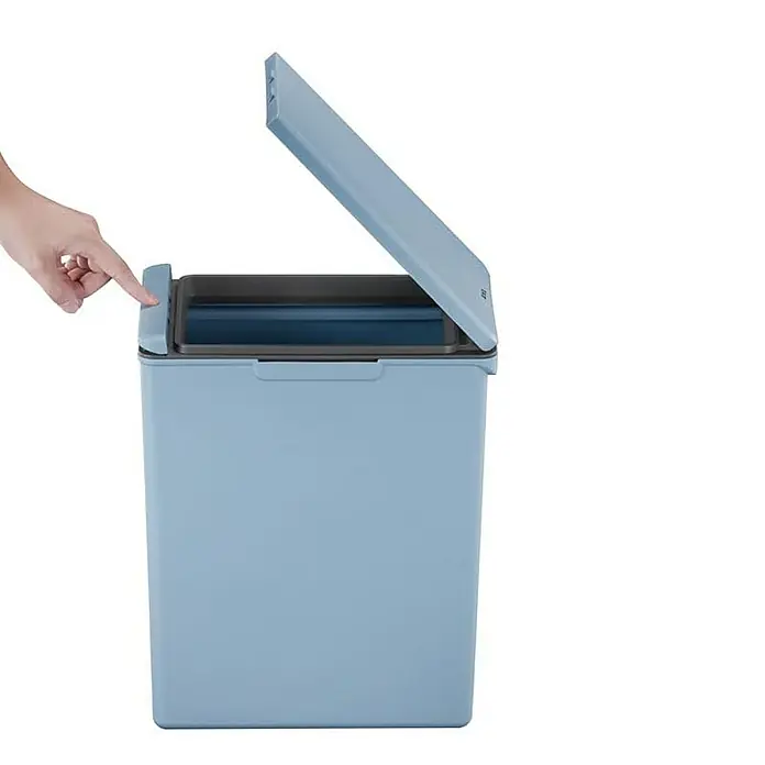 Proregal Sensormülleimer Moderner quadratischer Abfalleimer mit Touch-Bar-Deckel - 20 l, Kunststoff, Blau - Ein blauer Mülleimer mit offenem Deckel, bei dem eine Hand auf einen Knopf drückt, um ihn zu öffnen. Ideal für Küche oder Büro.