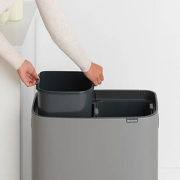 Proregal Sensormülleimer Brabantia Hochwertiger Abfallsammler mit Touch-Öffnung - 60 l, Metall, Grau - Grauer Brabantia-Mülleimer mit zwei Fächern, bei dem ein Einsatz herausgenommen wird, ideal für die Mülltrennung in der Küche.