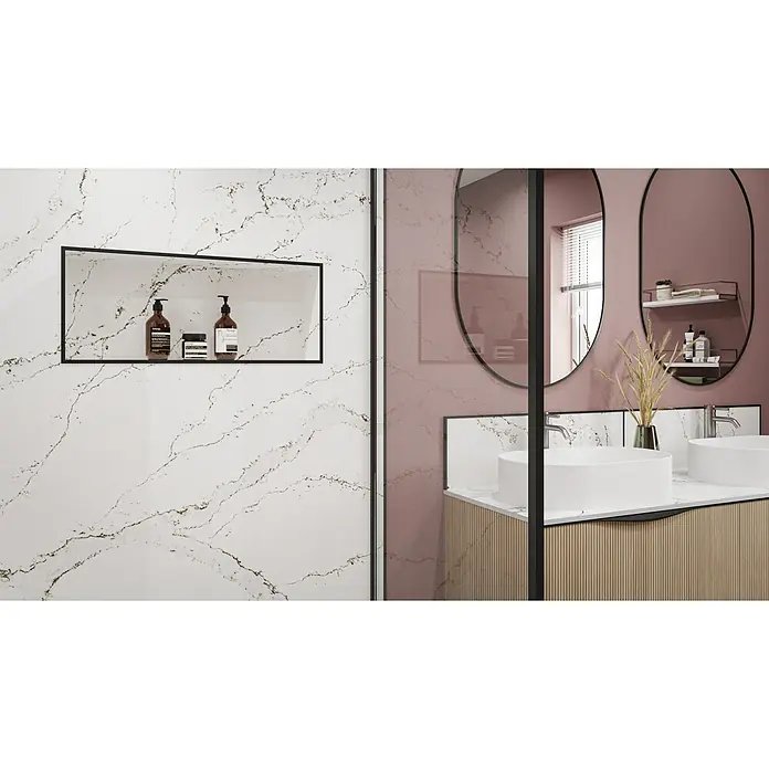 Wetwall Wandpaneel Alloy - 90 x 244 cm, Calacatta Volegno - Badezimmerdesign mit Marmorwand, Nische mit Pflegeprodukten, Waschtisch mit ovalen Spiegeln und Aufsatzwaschbecken.
